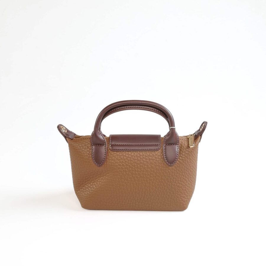 Sac à main en cuir marron avec poignée élégante, parfait pour un style chic et pratique..