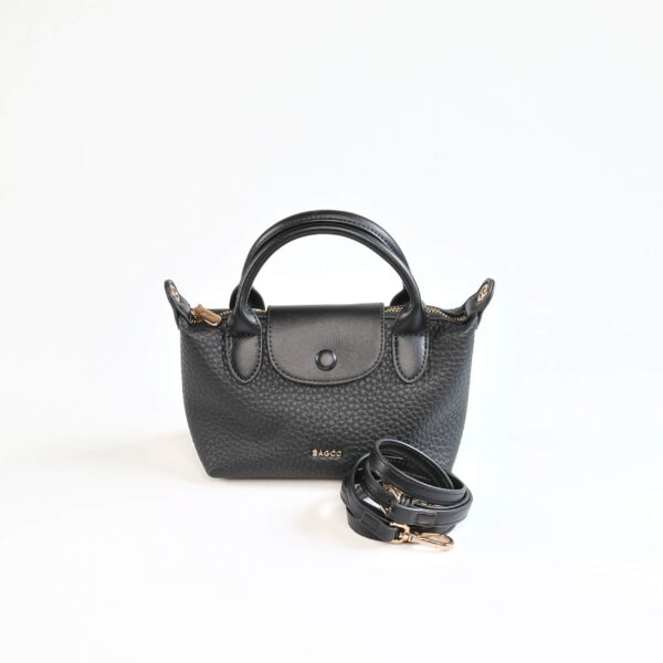 Sac à main en cuir noir avec bandoulière détachable, parfait pour un style chic et pratique..