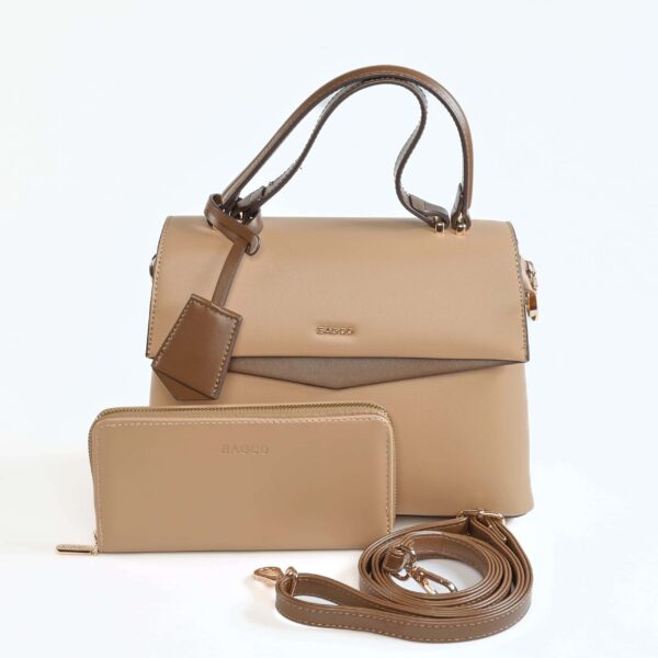 Sac à main beige avec bandoulière et pochette assortie, élégant et pratique..