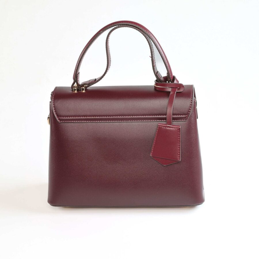 Sac à main en cuir rouge, accessoire de mode chic pour femmes..