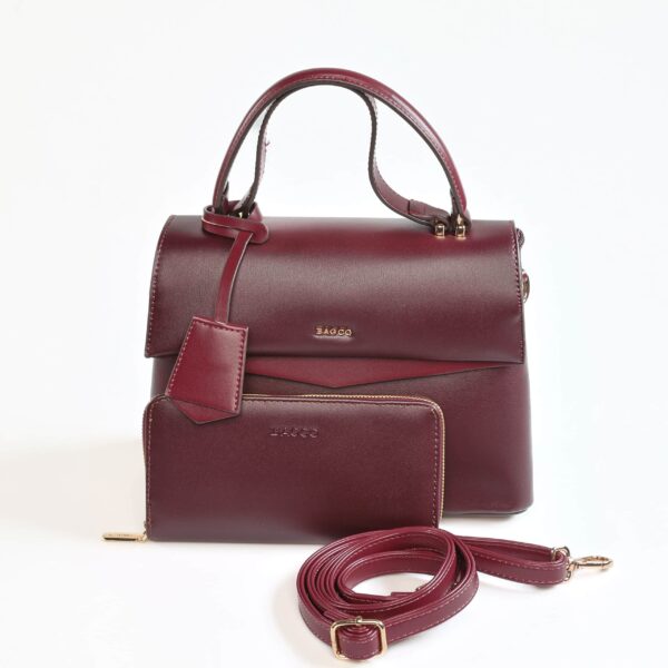 Sac à main en cuir bordeaux avec porte-monnaie et bandoulière amovible..