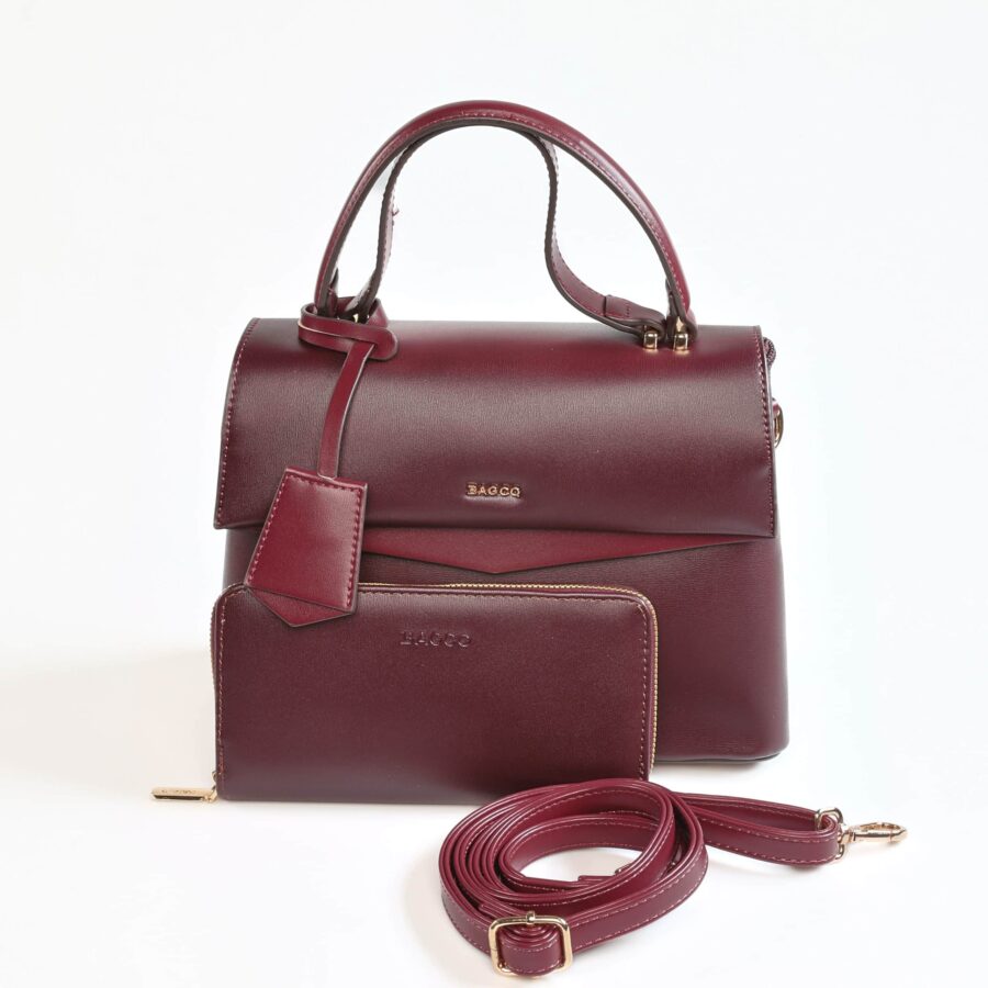Sac à main en cuir bordeaux avec porte-monnaie et bandoulière amovible..
