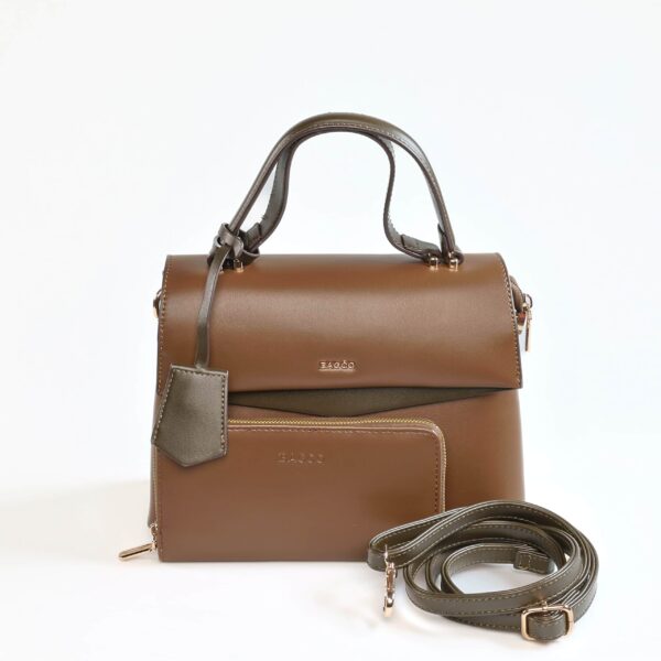 Sac à main en cuir marron avec porte-monnaie et bandoulière, style élégant et pratique. Parfait pour..
