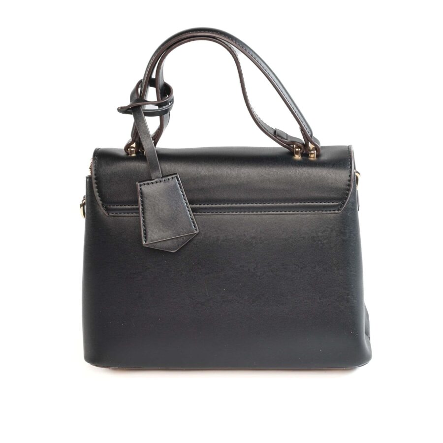 Balade chic avec sac à main en cuir noir sophistiqué..