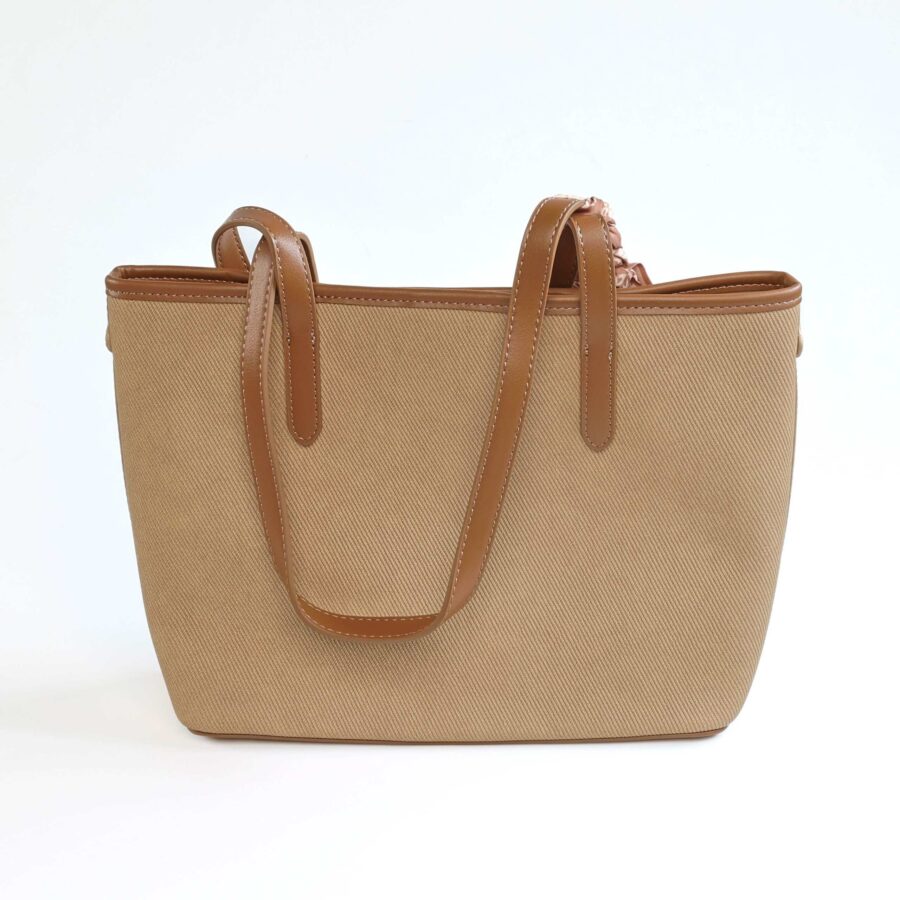 Sac à main beige en toile avec poignées en cuir synthétique, idéal pour un style élégant et pratique..