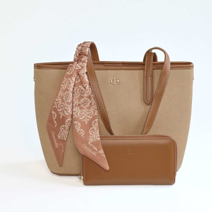 Sac à main beige avec bandana rose et portefeuille en cuir marron..