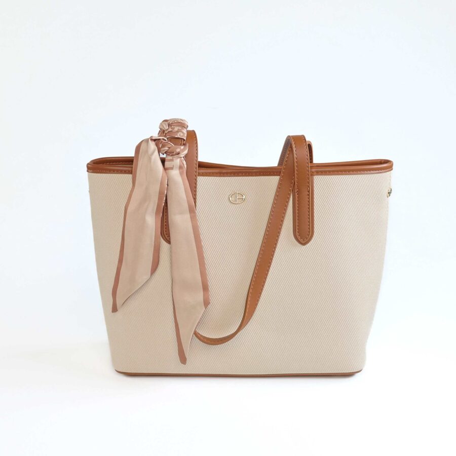 Sac à main beige avec foulard en satin pour un look chic et sophistiqué..