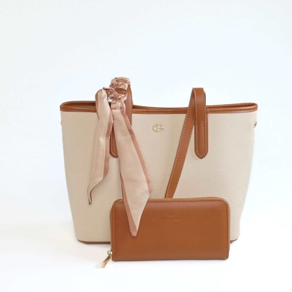 Sac à main beige avec bandoulière en cuir et foulard en satin, parfait pour un look chic et sophisti..