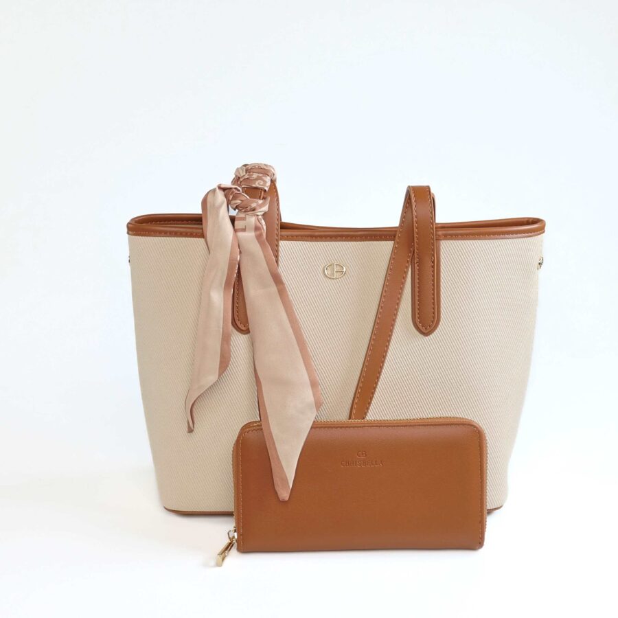 Sac à main beige avec bandoulière en cuir et foulard en satin, parfait pour un look chic et sophisti..