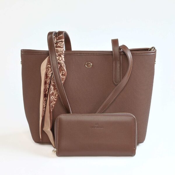 Sac à main en cuir marron avec pochette assortie et foulard élégante..