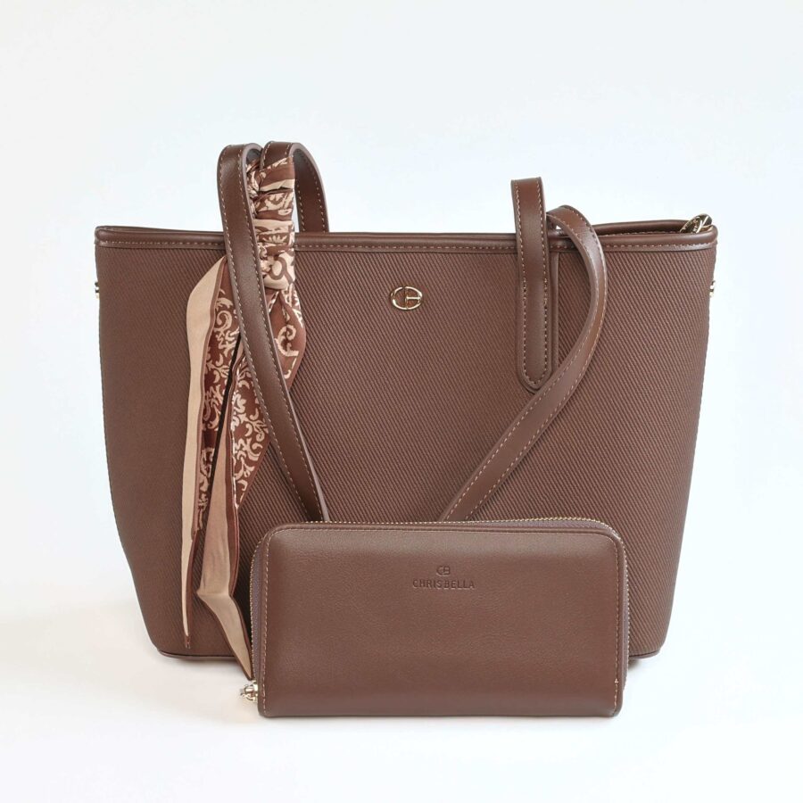 Sac à main en cuir marron avec pochette assortie et foulard élégante..