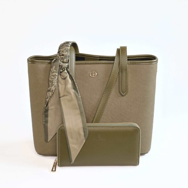 Sac à main beige avec foulard en tissu, accessoire de mode chic et pratique..