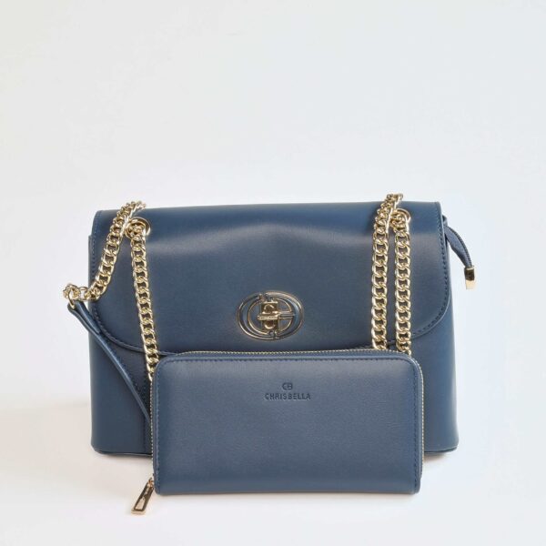Sac à main en cuir bleu avec chaîne dorée pour un style chic et sophistiqué..