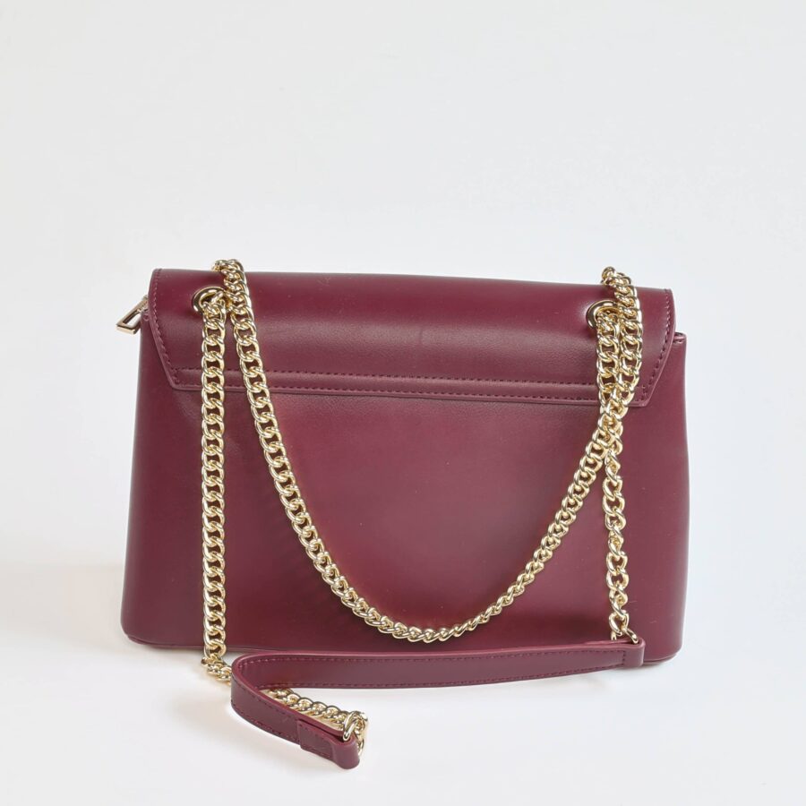 Sac à main en cuir bordeaux avec chaîne dorée, accessoire chic pour femmes modernes..
