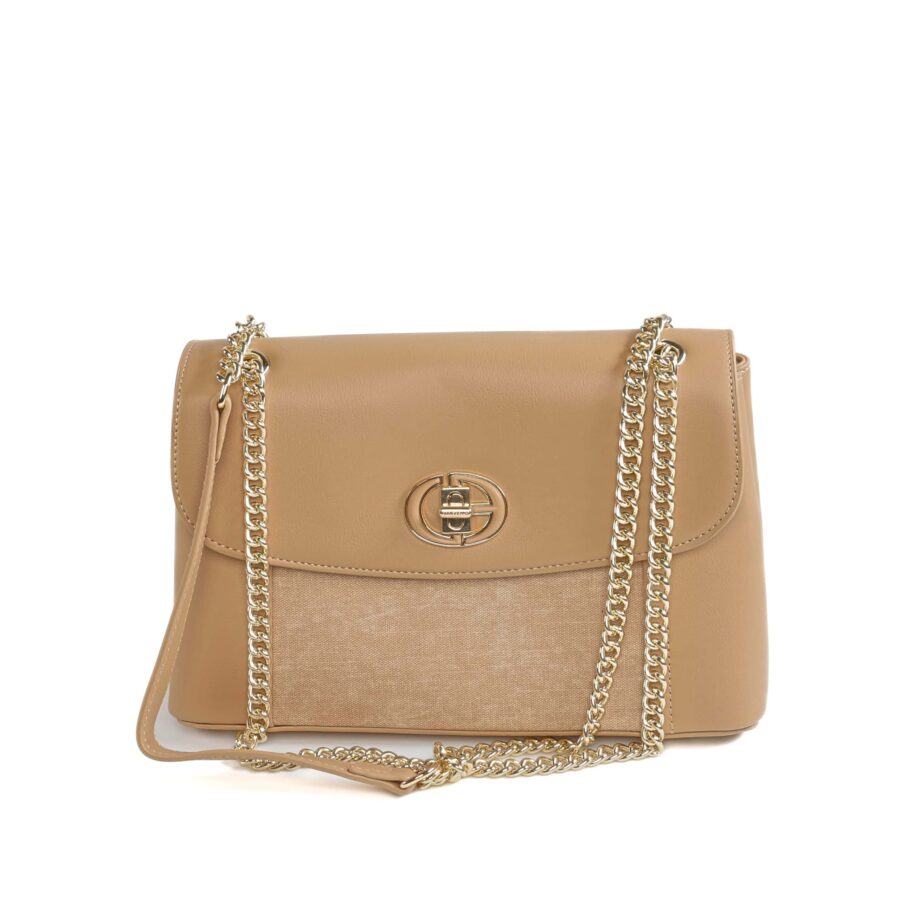 Sac à main beige avec chaîne en métal, parfait pour un look chic et sophistiqué..