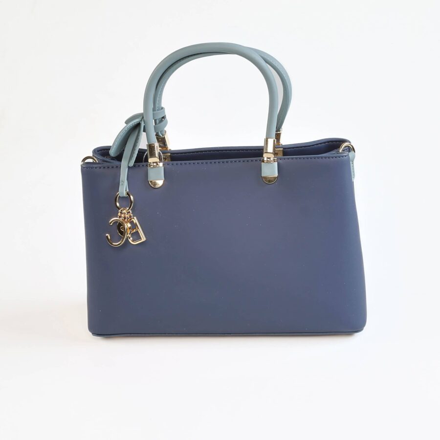 Sac à main en cuir bleu avec poignées contrastantes et détails dorés élégants..