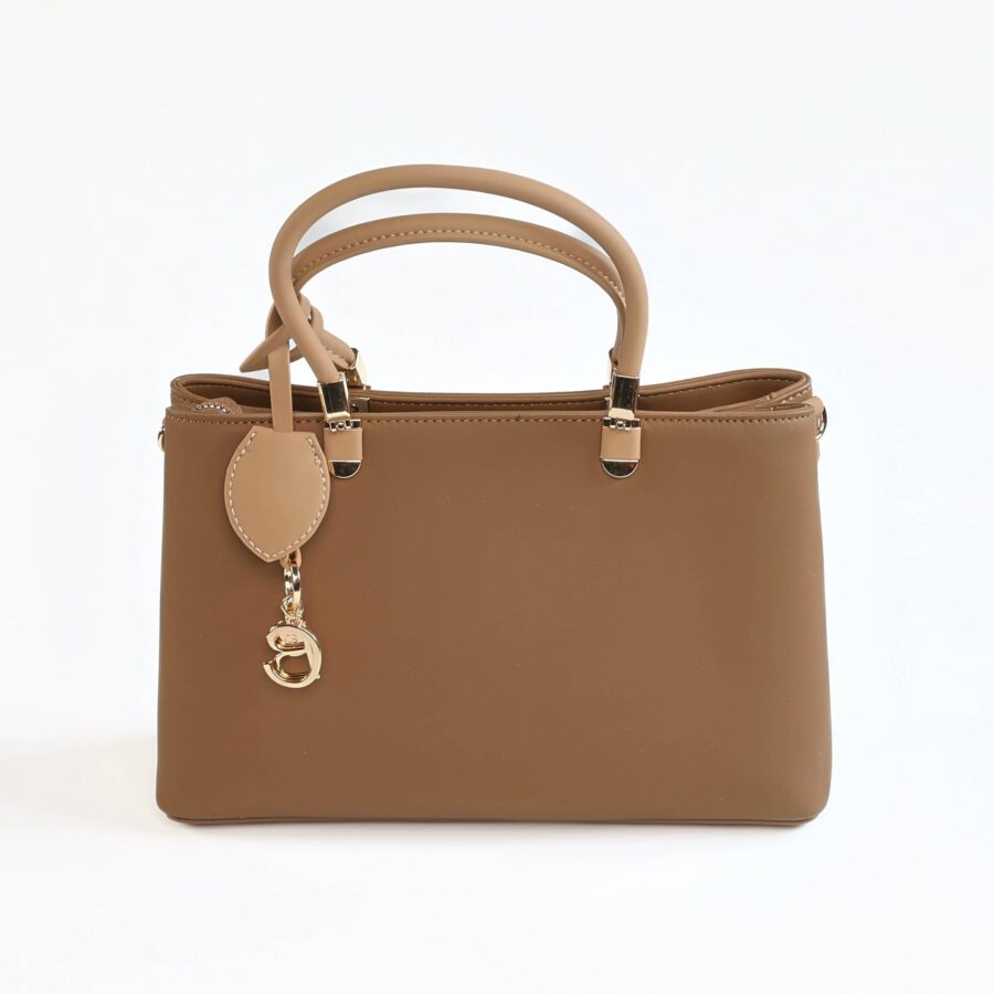 Sac à main en cuir beige, parfait pour un style chic et sophistiqué..