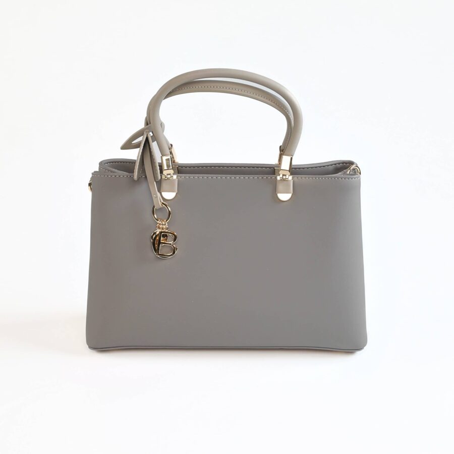 Sac à main en cuir gris clair avec poignée élégante et détails dorés..