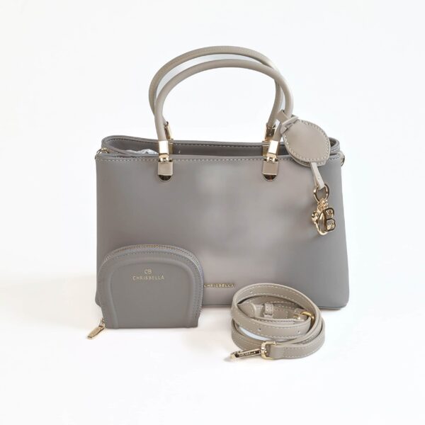 Sac à main gris élégant avec accessoires assortis, idéal pour un look chic..