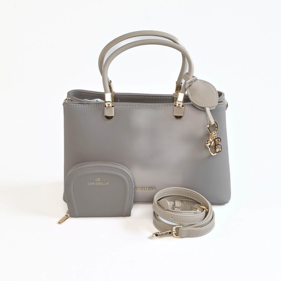 Sac à main gris élégant avec accessoires assortis, idéal pour un look chic..