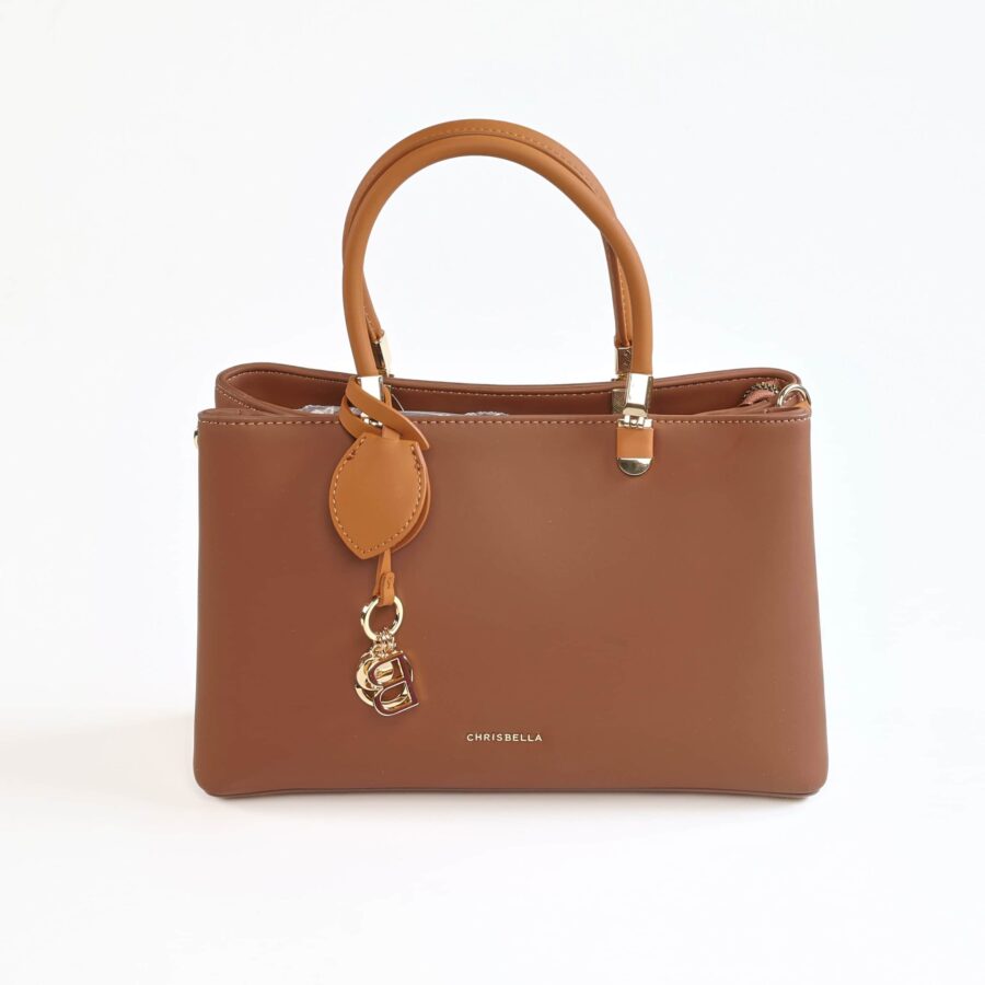 Sac à main en cuir marron clair avec poignée et accessoires dorés, parfait pour un look chic..