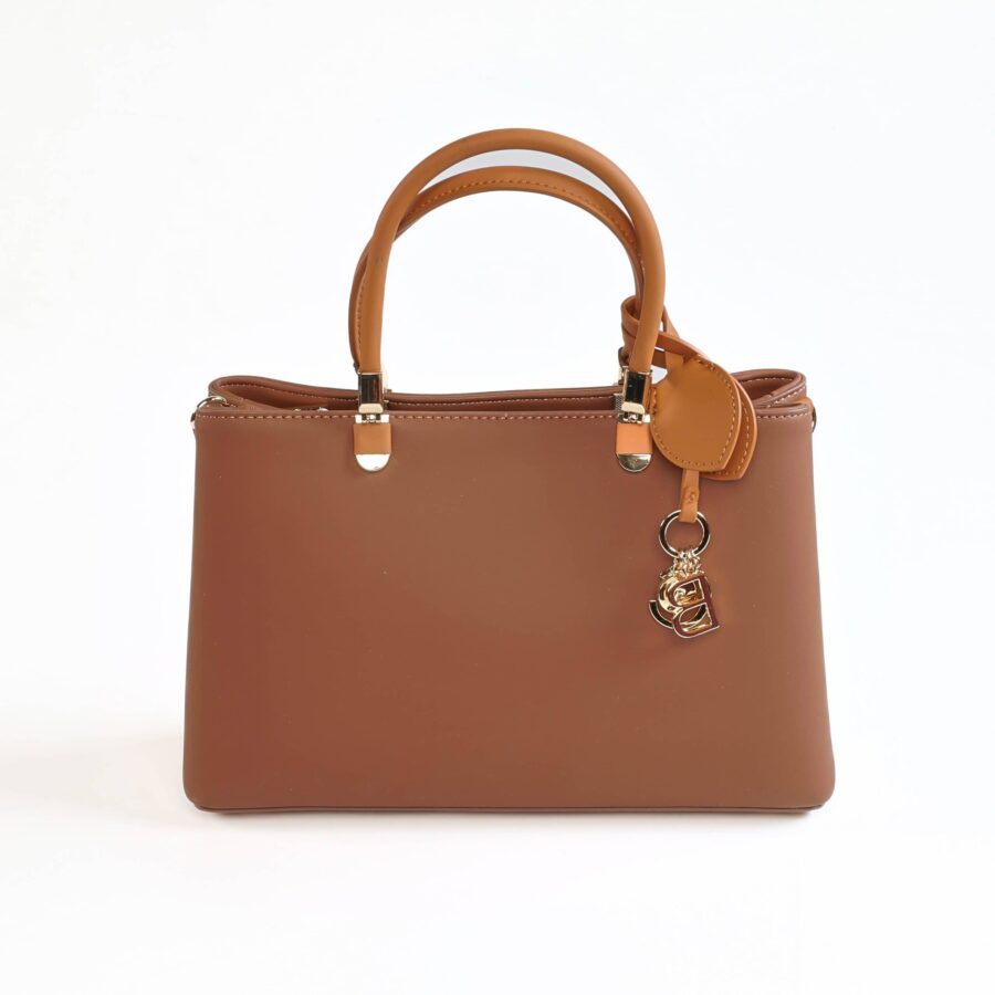 Sac à main en cuir camel, parfait pour un look chic et sophistiqué..