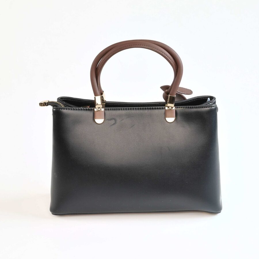 Sac à main en cuir noir avec poignées marron, élégant et pratique..
