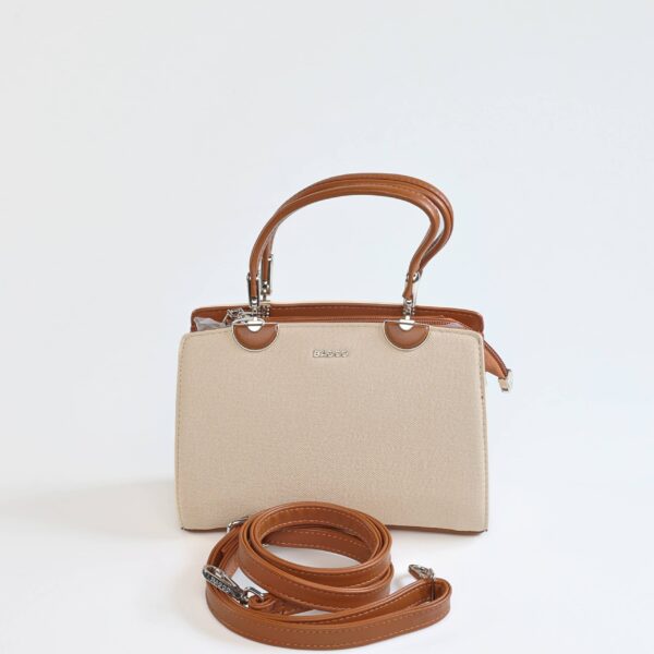 Sac à main beige avec poignées en cuir marron et bandoulière détachable, parfait pour un look chic e..