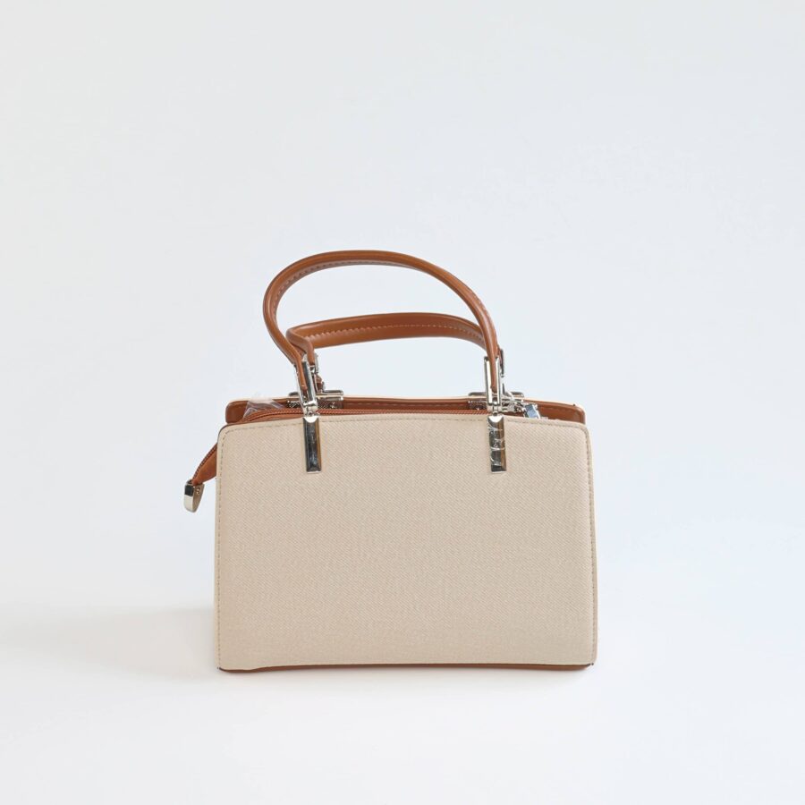 Sac à main en cuir beige avec poignées marron, accessoire mode élégant pour toutes occasions..