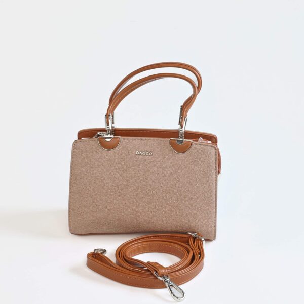 Sac à main beige avec poignées en cuir et bandoulière détachable, idéal pour un style élégant et pra..