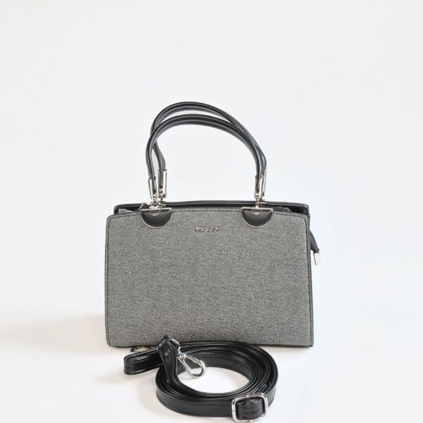 Sac à main gris élégant avec poignée en métal et bandoulière détachable, parfait pour un style chic..