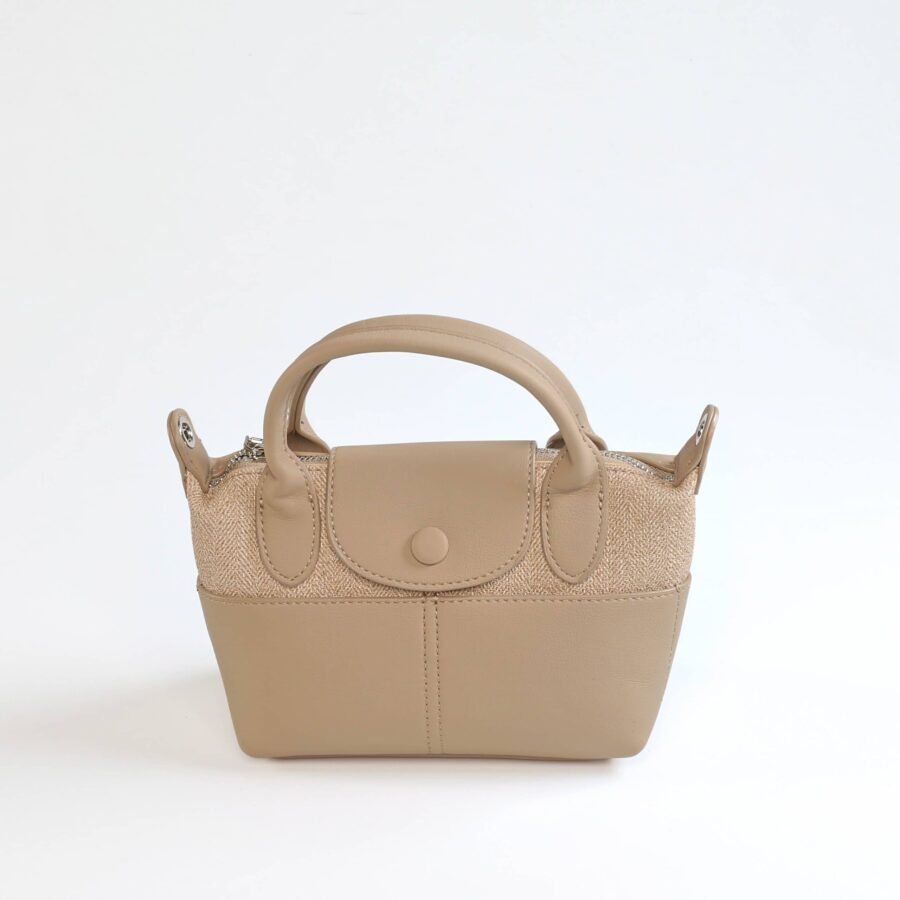 Sac à main beige en cuir et tissu, parfait pour un style chic et fonctionnel..