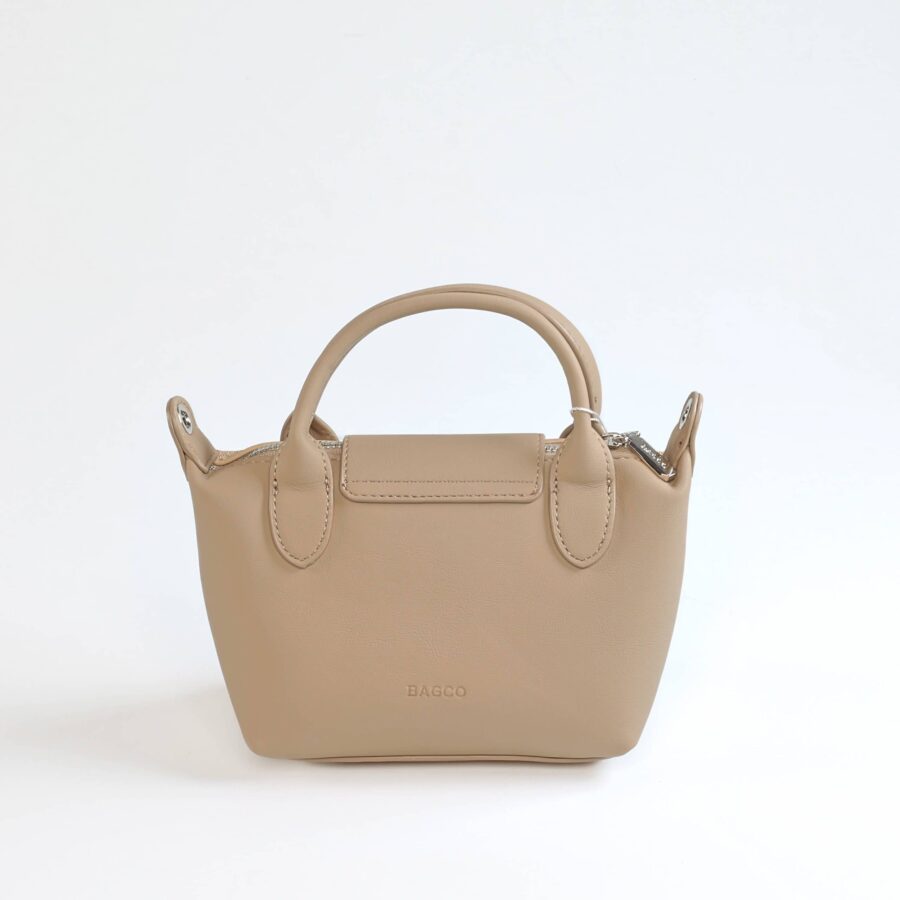 Sac à main beige en cuir, accessoire de mode chic et pratique pour femmes modernes..