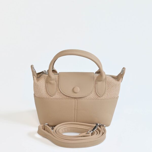Sac à main beige en cuir avec poignée et bandoulière amovible, parfait pour un style chic et pratiqu..
