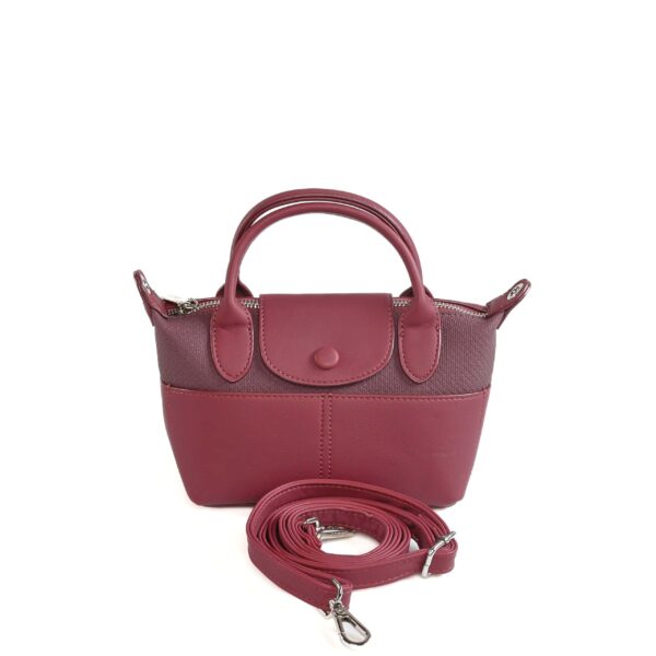 Sac à main en cuir rose avec poignée et bandoulière amovible, idéal pour un style élégant et pratiqu..