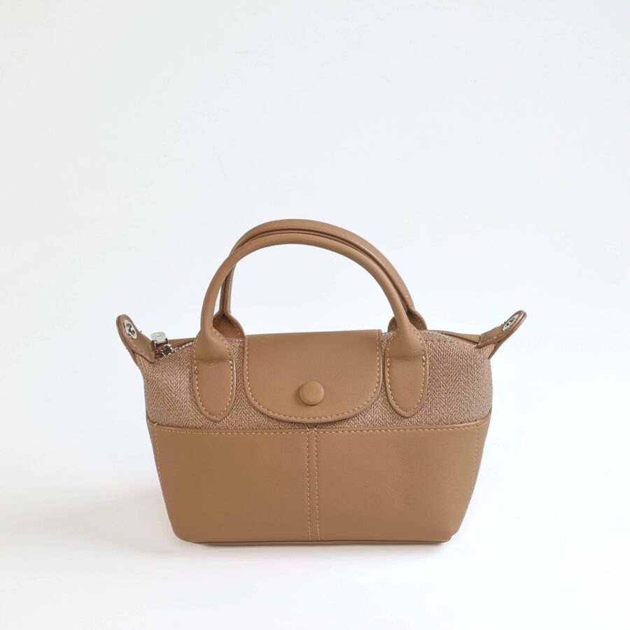 Sac à main beige en cuir et tissu, parfait pour un style chic et fonctionnel..