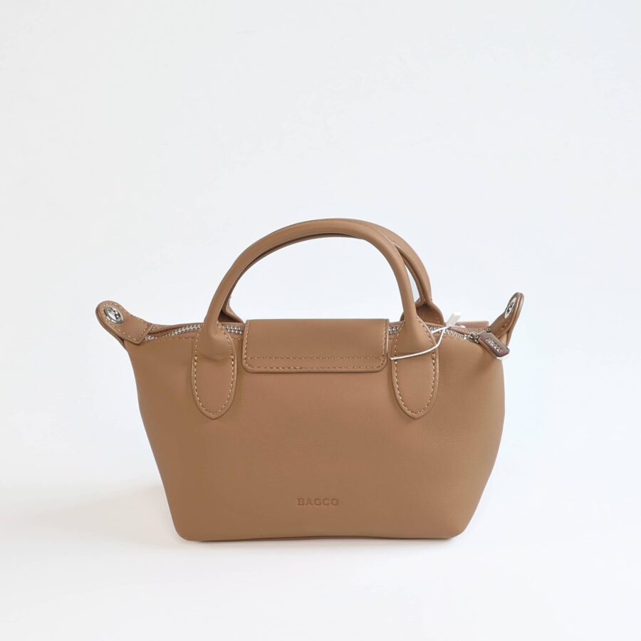 Sac à main en cuir beige, élégant et pratique pour toutes occasions..
