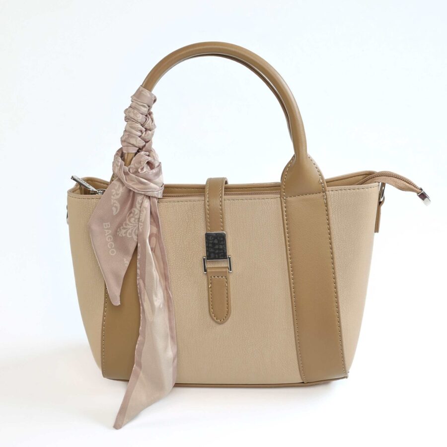 Sac à main beige avec foulard en satin, élégant et tendance..