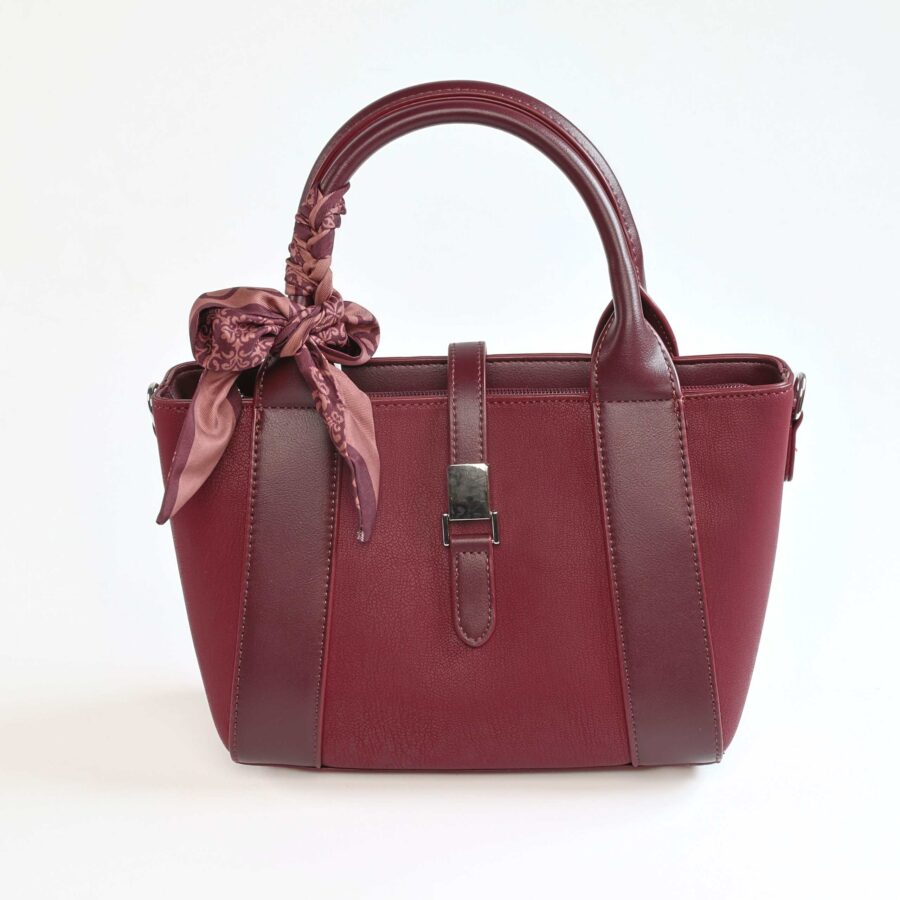 Sac à main en cuir rouge avec foulard, accessoire mode chic et pratique..