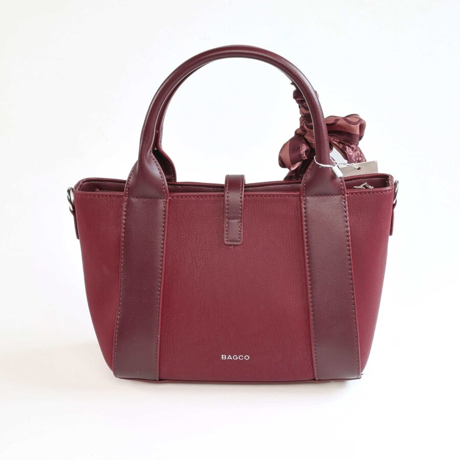 Sac à main en cuir rouge avec bandoulière et décoration en nœud..