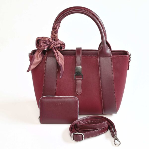 Sac à main en cuir rouge avec foulard, porte-monnaie et bandoulière pour femmes élégantes..
