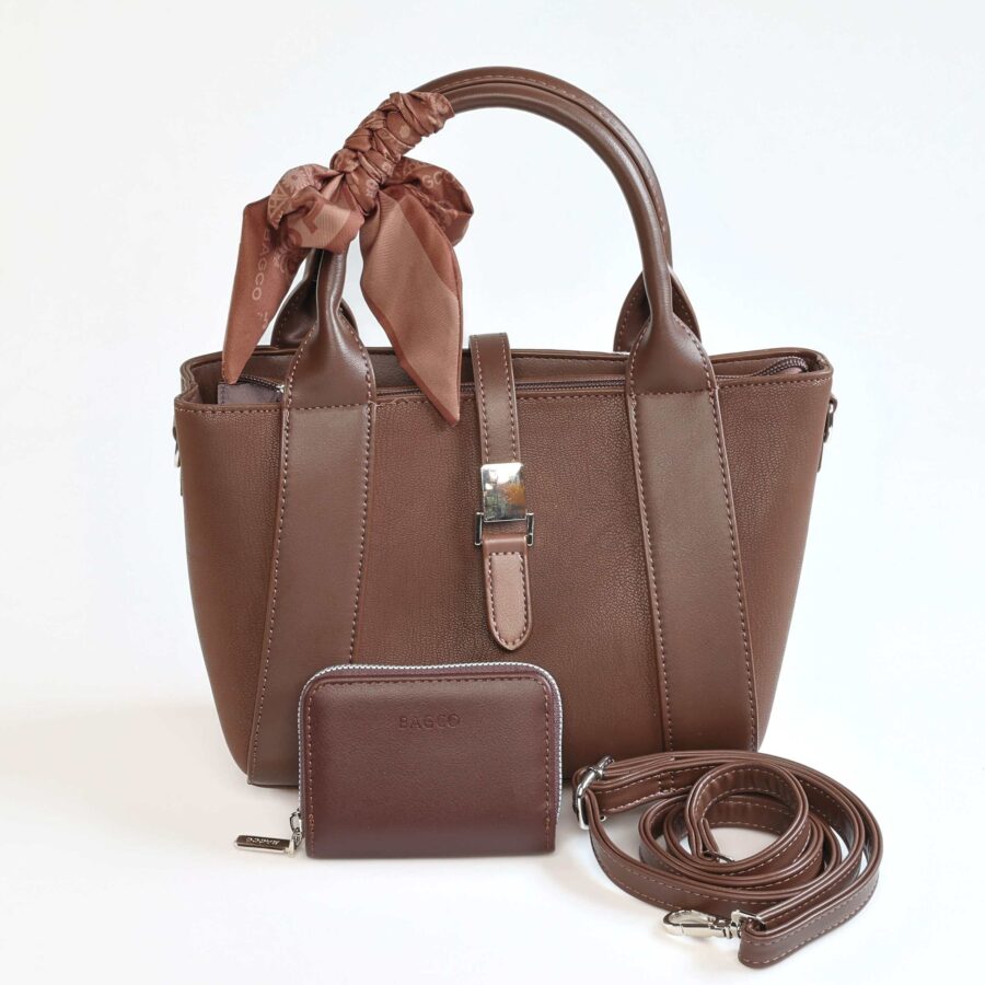 Sac à main en cuir marron avec foulard assorti, parfait pour un look chic et sophistiqué..