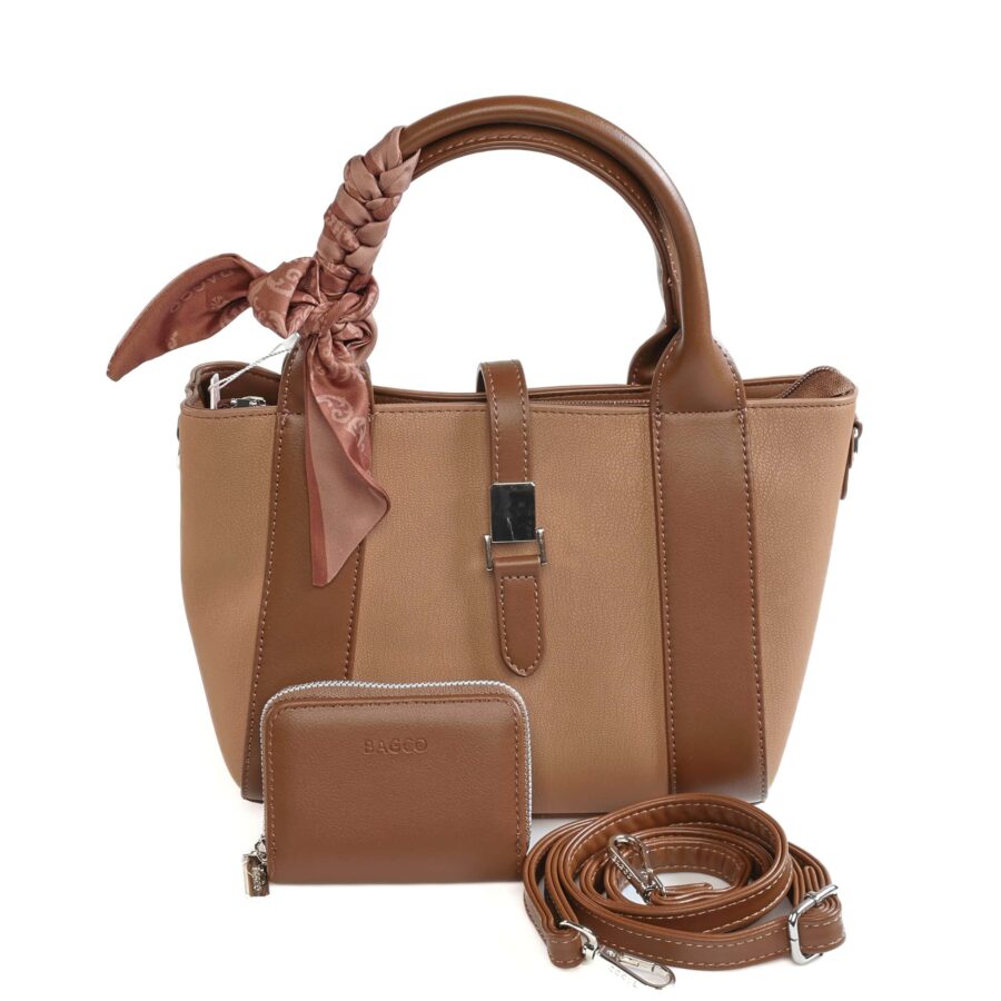 Sac à main en cuir beige avec accessoires assortis, mode élégante et tendance pour femmes..