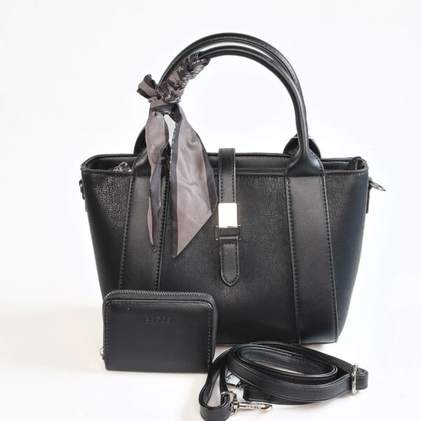 Sac à main en cuir noir avec foulard, portefeuille et bandoulière pour femmes élégantes..