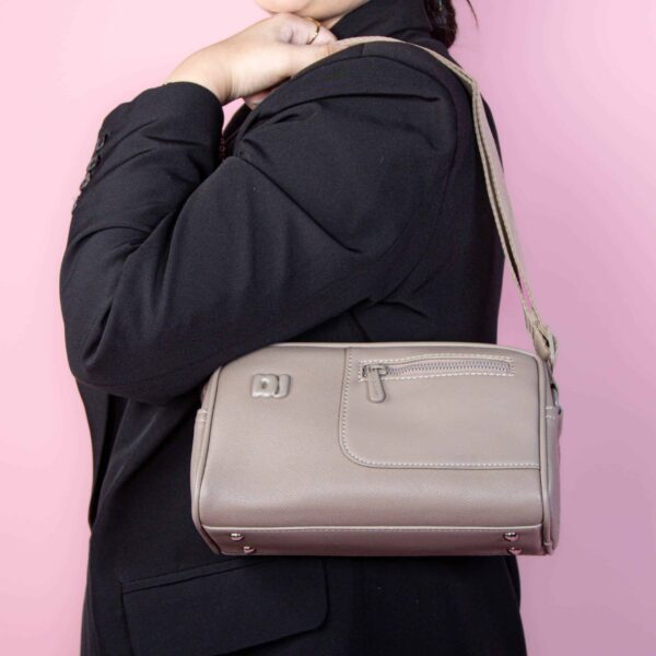 Diora – Sac à main en Taupe.