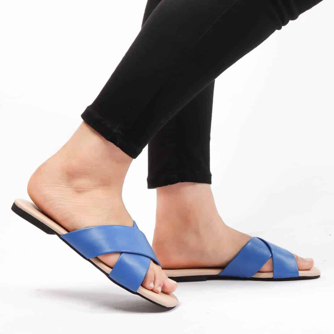 SOFY – Sandales plates en Bleu.