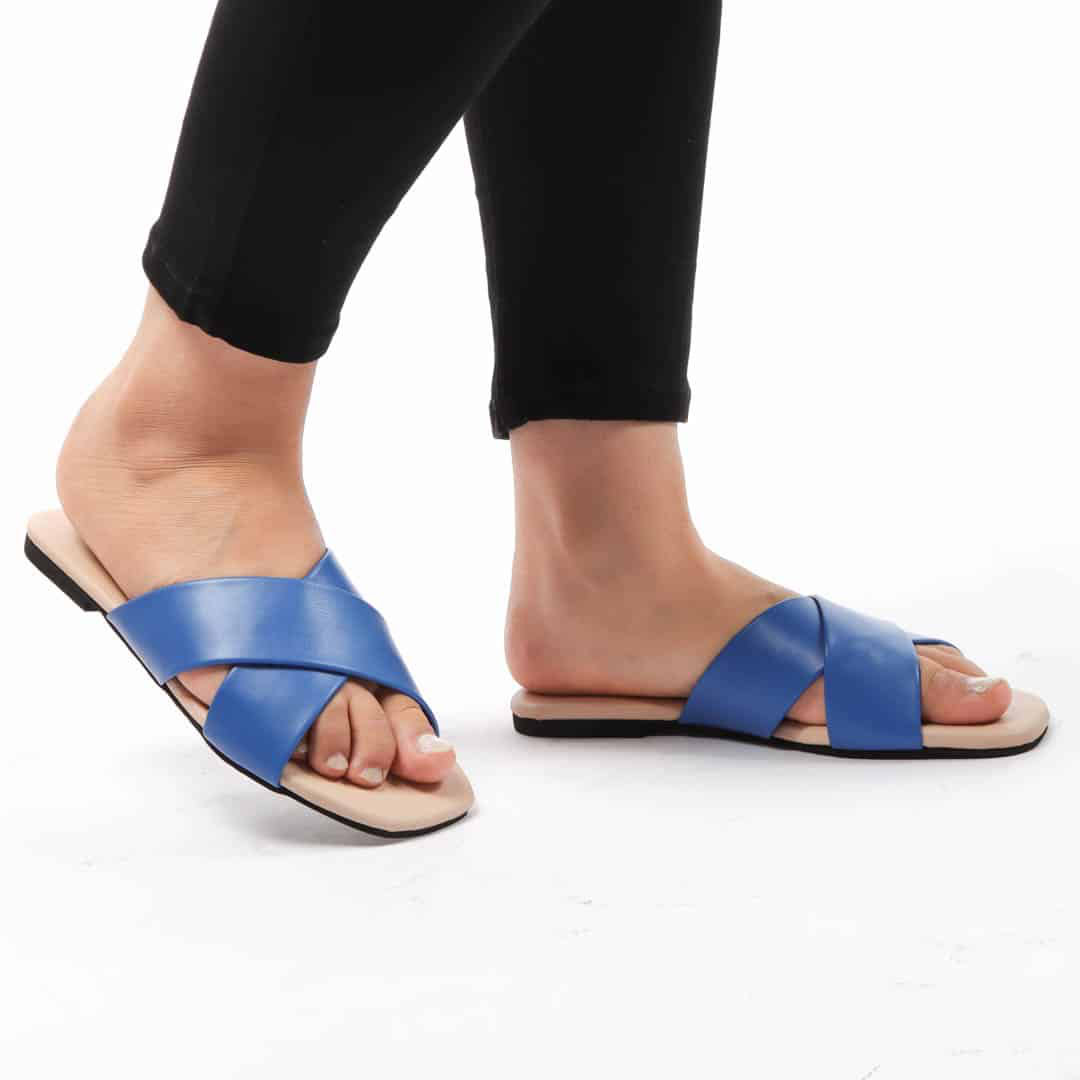 SOFY – Sandales plates en Bleu.