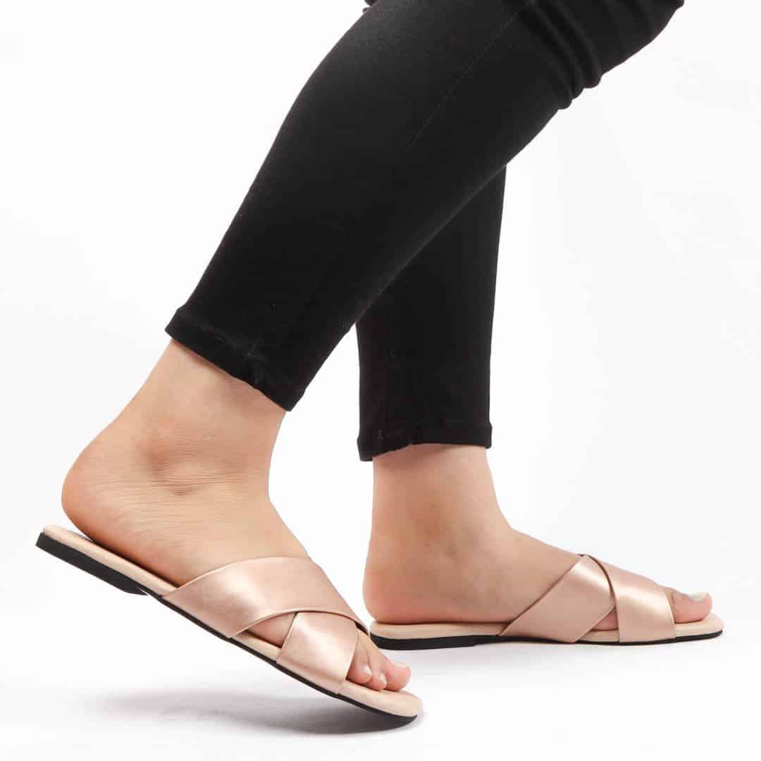 SOFY – Sandales plates en Bronze.