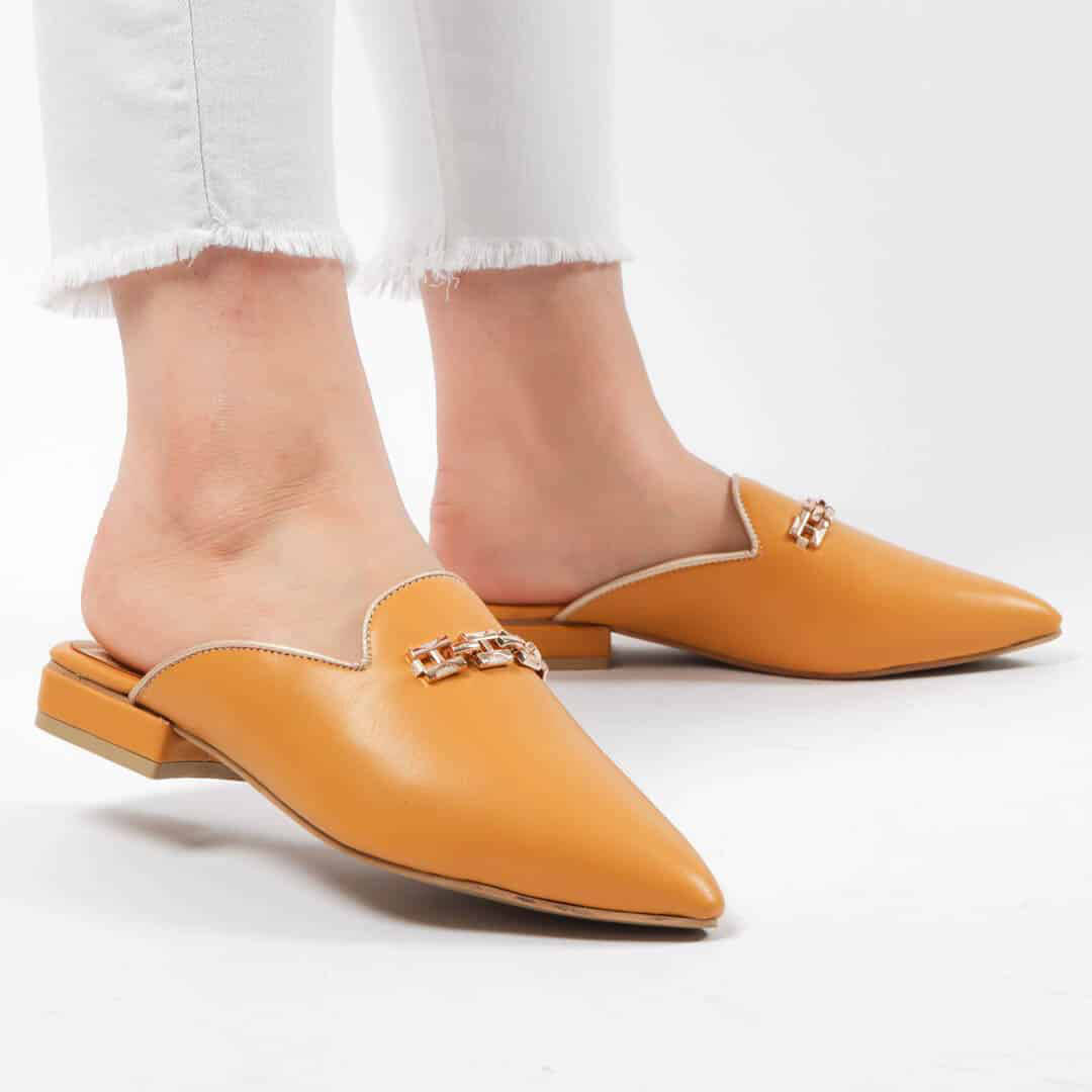 ANJA – Mules Femmes en Moutarde.