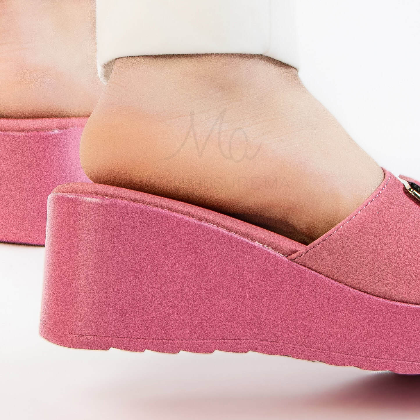 Kaysa – Sandales compensées confortables en Fuchsia.